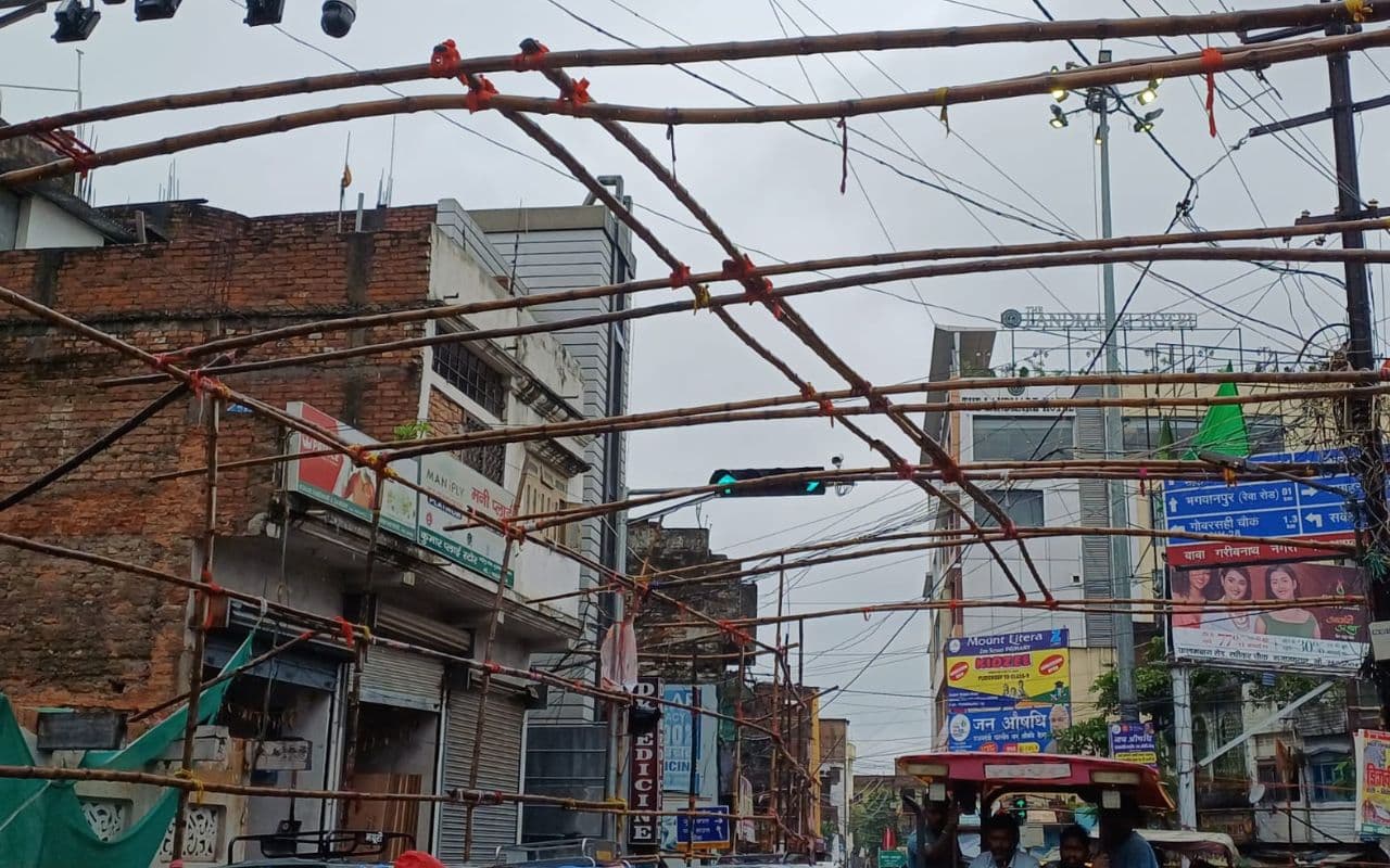Durga Puja 2024: दुर्गा पूजा पंडाल निर्माण के बांस-बल्ला से ढका सीसीटीवी कैमरा व ट्रैफिक सिग्नल, दुर्गा पूजा में होगी मुश्किल