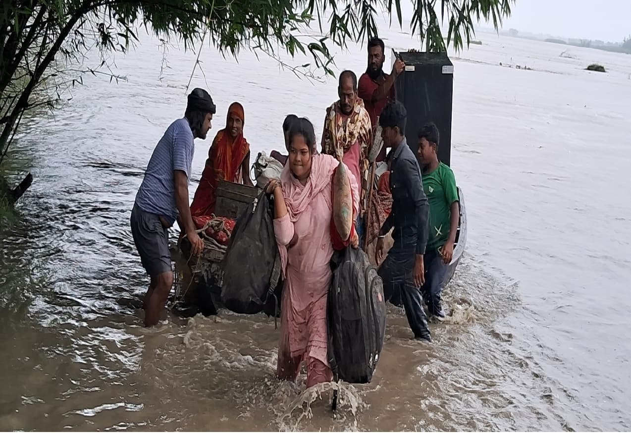 Bihar Flood: नेपाल में बारिश से बिहार के गांवों से शहरों तक पानी-ही-पानी, परेशानी में जिंदगानी Bihar Flood: नेपाल में बारिश से बिहार के गांवों से शहरों तक पानी-ही-पानी, परेशानी में जिंदगानी