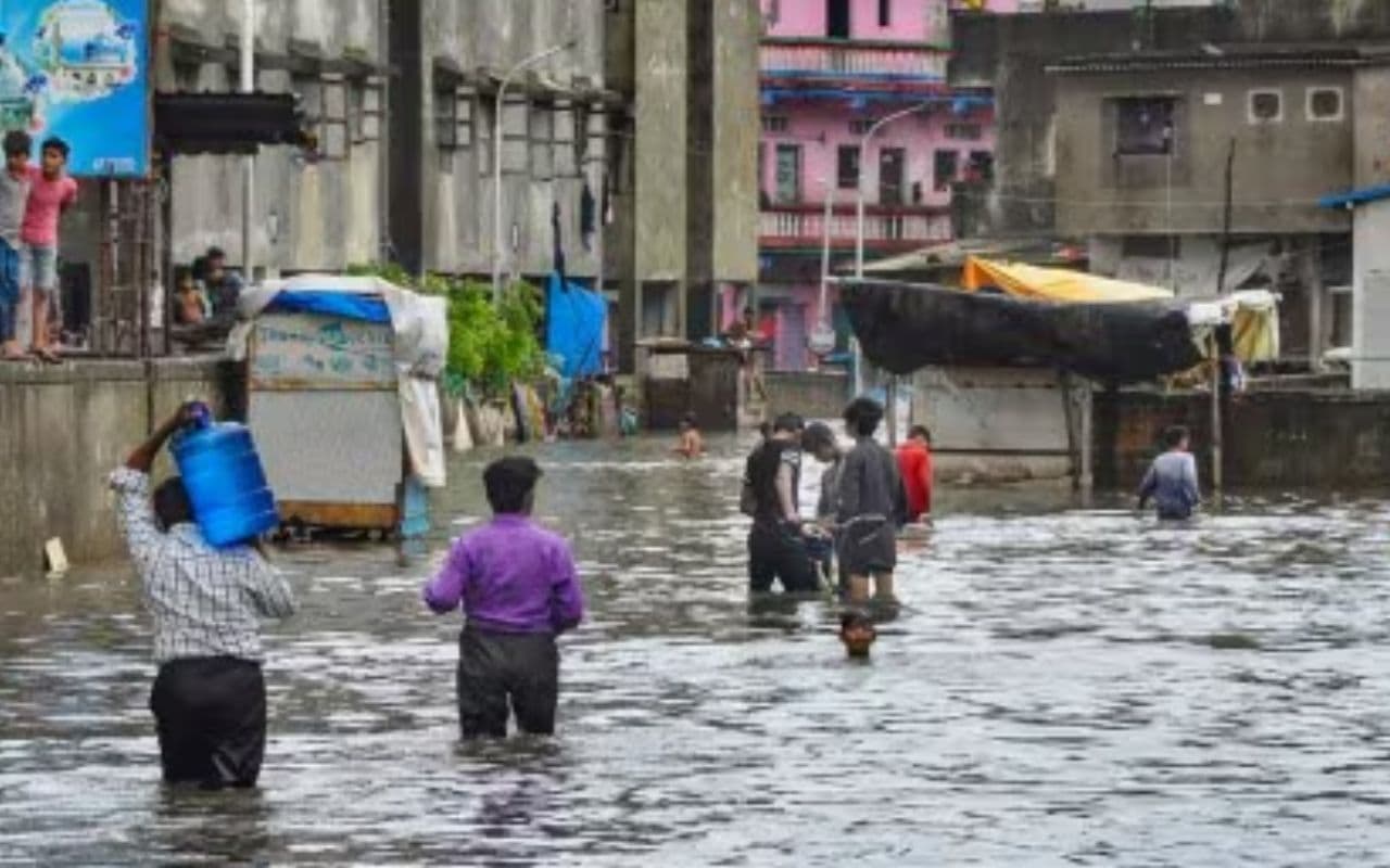Bihar Weather: рдХрдЯрд┐рд╣рд╛рд░ рдореЗрдВ рдЬрдореАрди рдкрд░ рдмрд╛рдврд╝ рдХрд╛ рдХрд╣рд░, рдЖрд╕рдорд╛рди рд╕реЗ рдмрд╛рд░рд┐рд╢ рдХреА рдЖрдлрдд, рдЬрд╛рдиреЗрдВ рдореМрд╕рдо рдЕрдкрдбреЗрдЯ