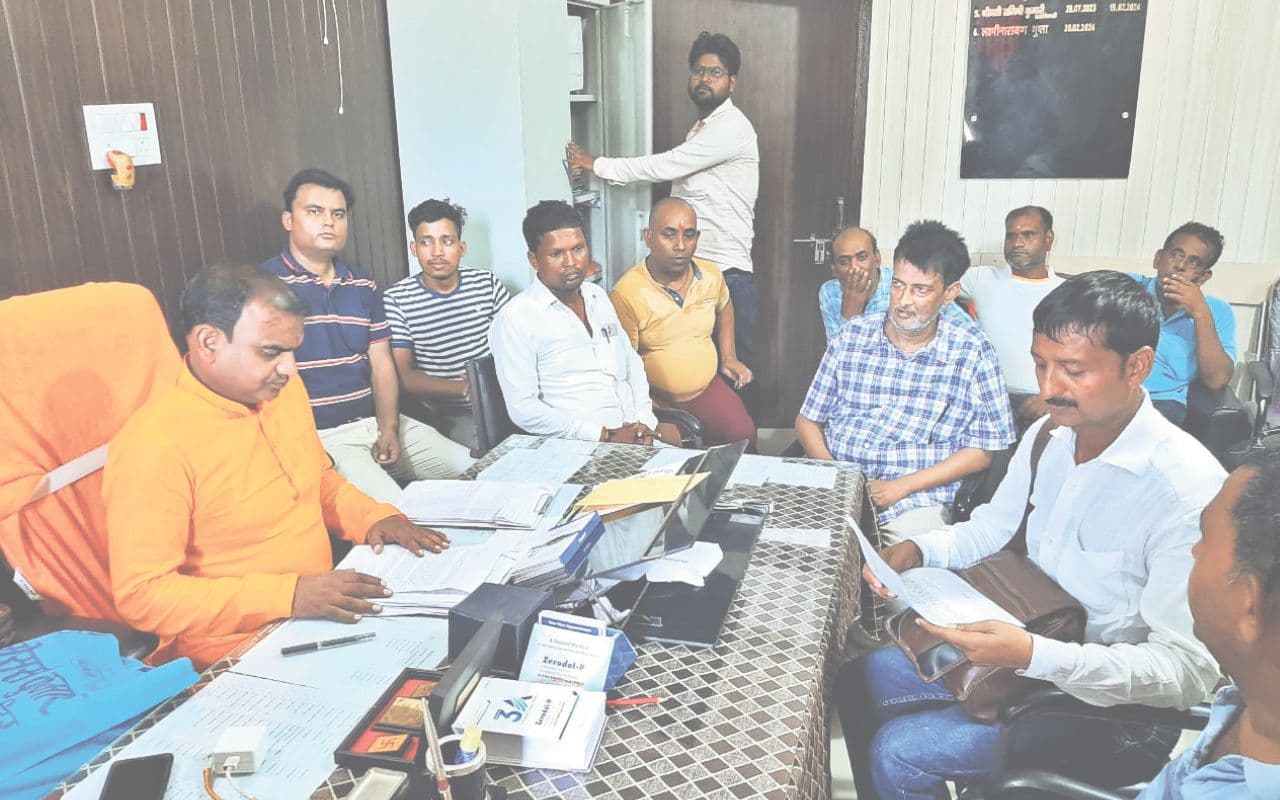 Bihar News: छपरा शहर के दुकानदारों ने दी सामूहिक आत्मदाह की चेतावनी, जानें क्या है पूरा मामला