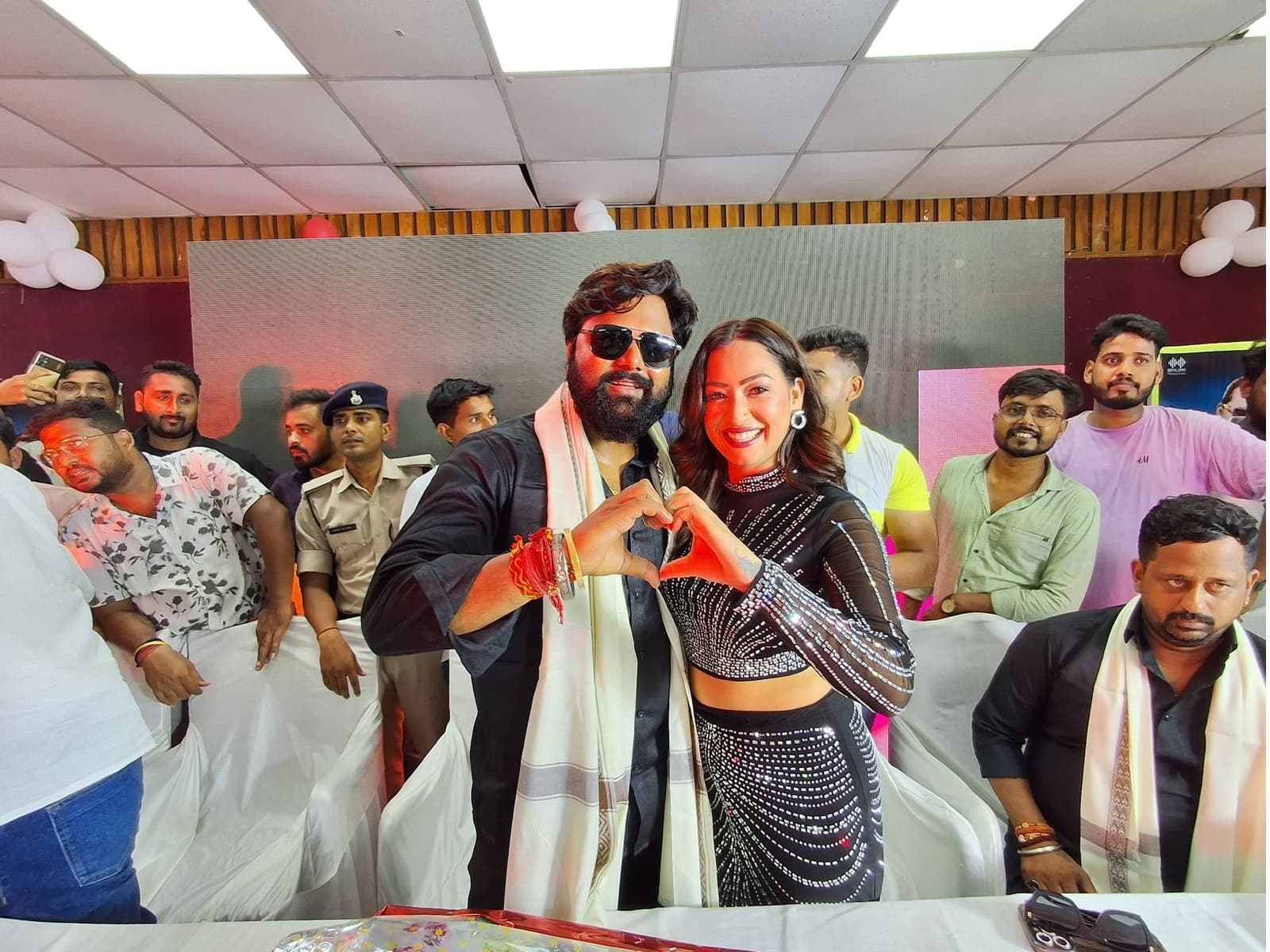 Bhojpuri Song ‘यूपी बिहार हिले’ ने मचाया धमाल, समर सिंह और शिल्पी राज की कैमिस्ट्री पर झूमे फैंस Bhojpuri Song ‘यूपी बिहार हिले’ ने मचाया धमाल, समर सिंह और शिल्पी राज की कैमिस्ट्री पर झूमे फैंस