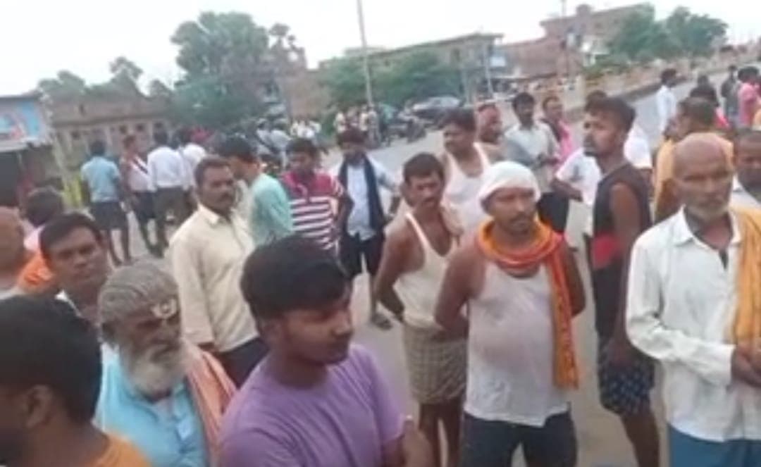 Bihar News: पटना-गया रोड पर वाहन ने युवक को कुचला, सड़क पर शव रखकर लोगों ने किया प्रदर्शन