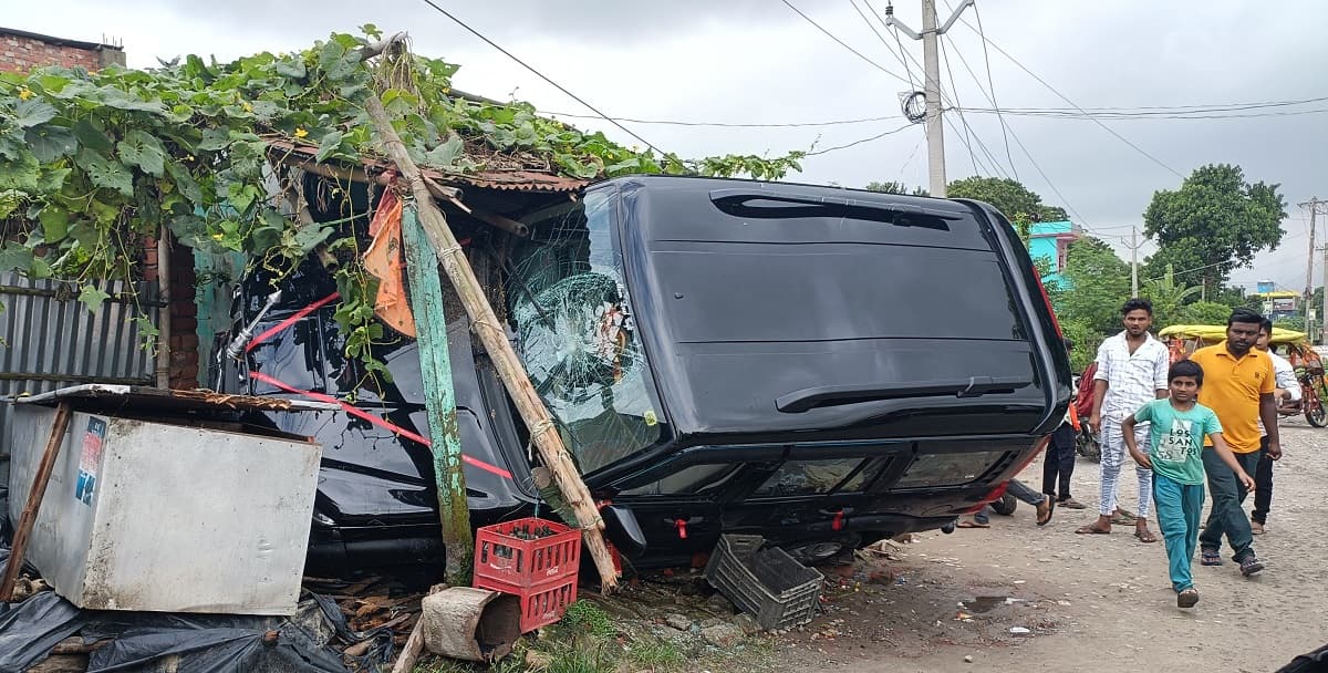 Purnia News : सिगरेट नहीं दी, तो मनबढ़ू युवकों ने दुकान में घुसा दी स्कॉर्पियो