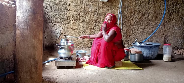 Banka News : बांका के लीलागोड़ा में बायोगैस पर पक रहा दो दर्जन परिवारों का भोजन