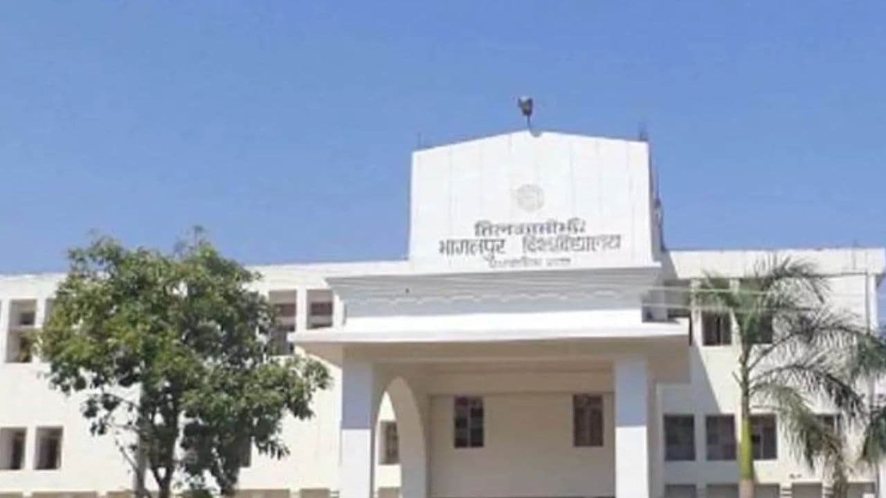 Bihar News: भागलपुर विश्वविद्यालय के रजिस्ट्रार के यहां सैकड़ों फाइलें लंबित, विवि का कामकाज ठप