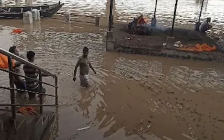 Bihar Flood: बिहार में श्मशान घाट की जगह सड़कों पर शवों का हो रहा दाह-संस्कार, जानें कारण