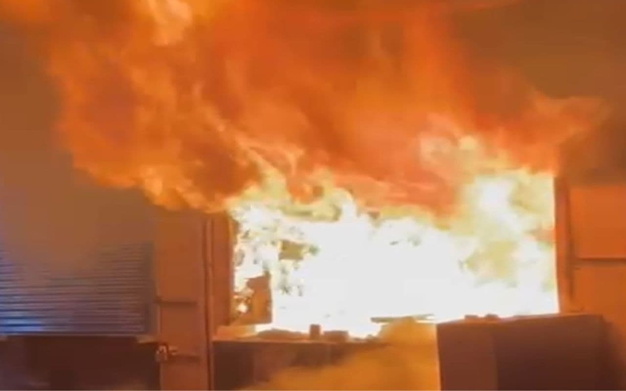 Bihar News: भागलपुर के रंगरा के सामुदायिक स्वास्थ्य केंद्र के सकेंड फ्लोर पर लगी आग, अस्पताल में 13 मरीज थे मौजूद