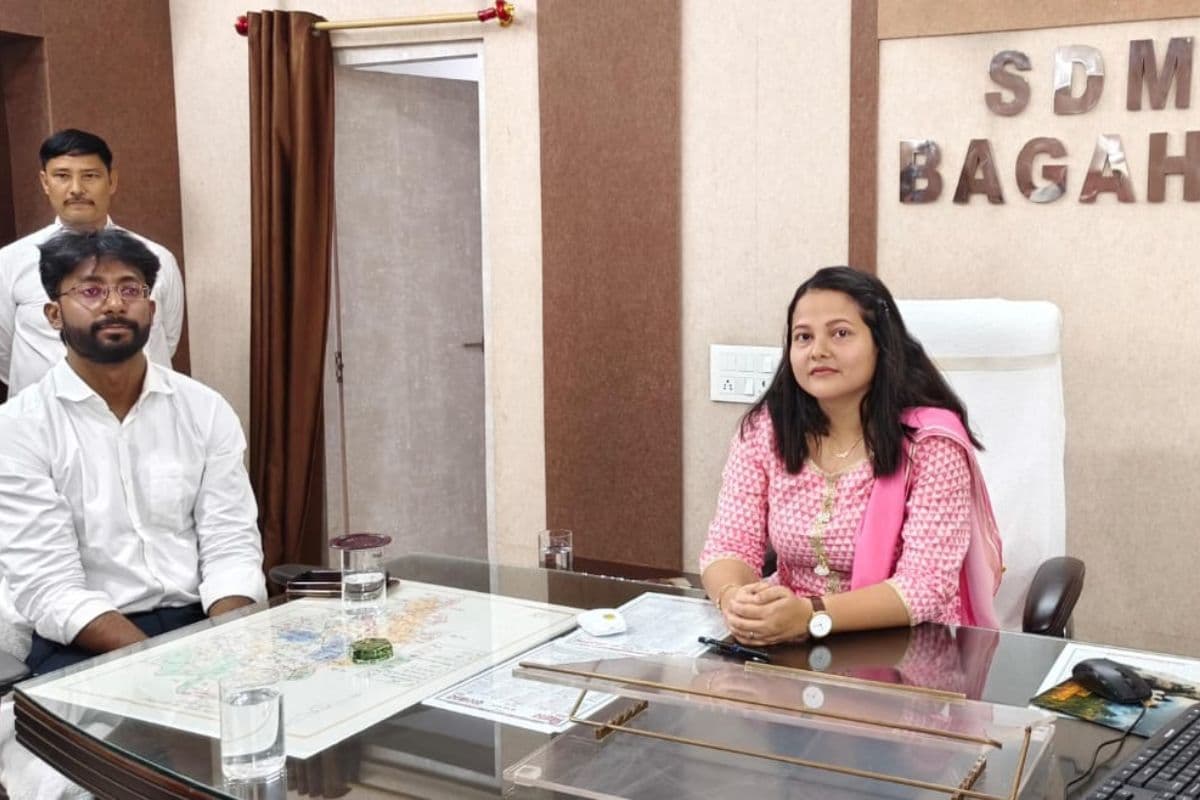 Bihar News: पदभार ग्रहण के बाद एक्शन में बगहा एसडीएम, अधिकारियों को दिए सख्त निर्देश Bihar News: पदभार ग्रहण के बाद एक्शन में बगहा एसडीएम, अधिकारियों को दिए सख्त निर्देश