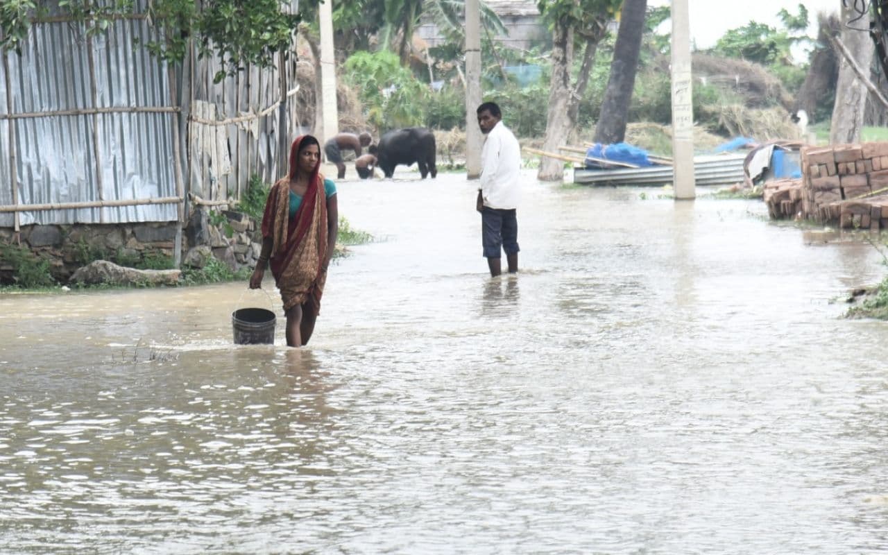 Bihar: भागलपुर में गंगा का रौद्र रुप, कई गांवों में घुसा पानी, डूबे स्कूल और घर