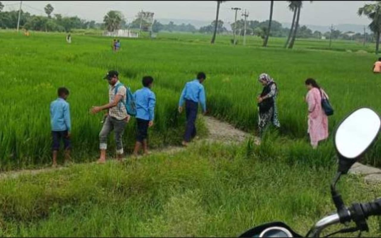 Bhabhua News : स्कूल बना दिया लेकिन सड़क बनाना भूले, सिर पर झोला और घुटने तक पैंट मोड़कर स्कूल जाते हैं बच्चे