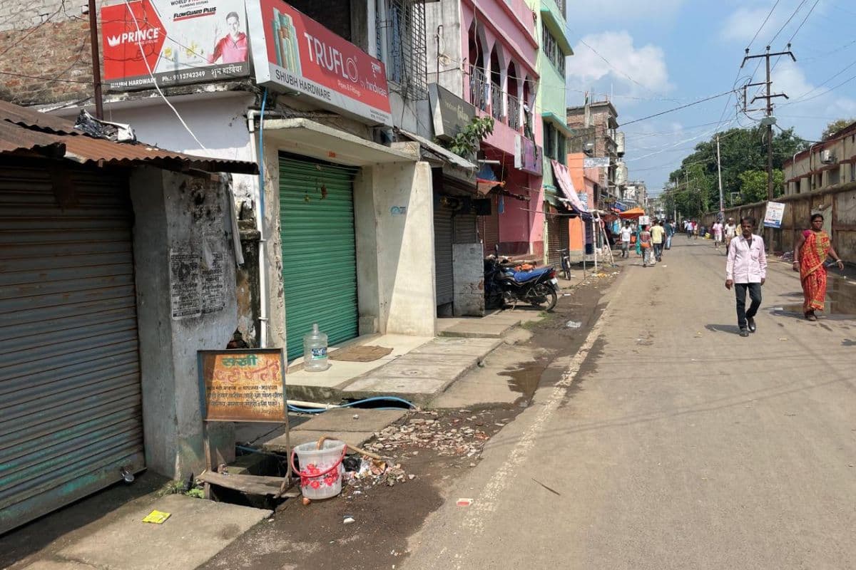 Jharkhand News: साहिबगंज के बरहरवा में पुलिस के खिलाफ सड़क पर उतरे लोग, बाजारों को कराया बंद