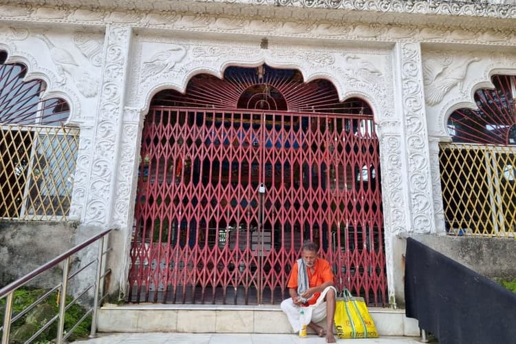 Deori Mandir: जिस मंदिर पर MS Dhoni की है अपार आस्था, वहां ग्रामीणों ने क्यों जड़ा ताला?