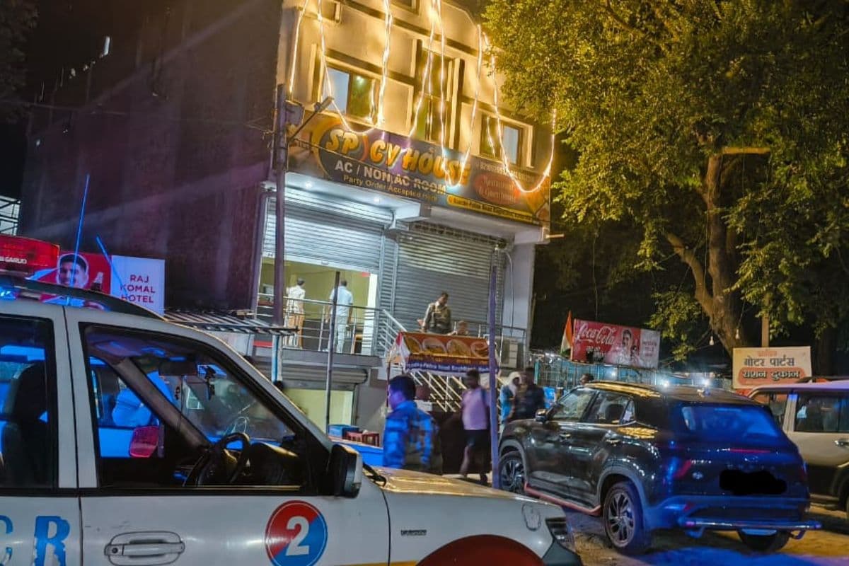 कोडरमा के होटल 'स्पाइसी' में पुलिस ने मारा छापा, देह व्यापार का किया भंडा फोड़, 10 गिरफ्तार