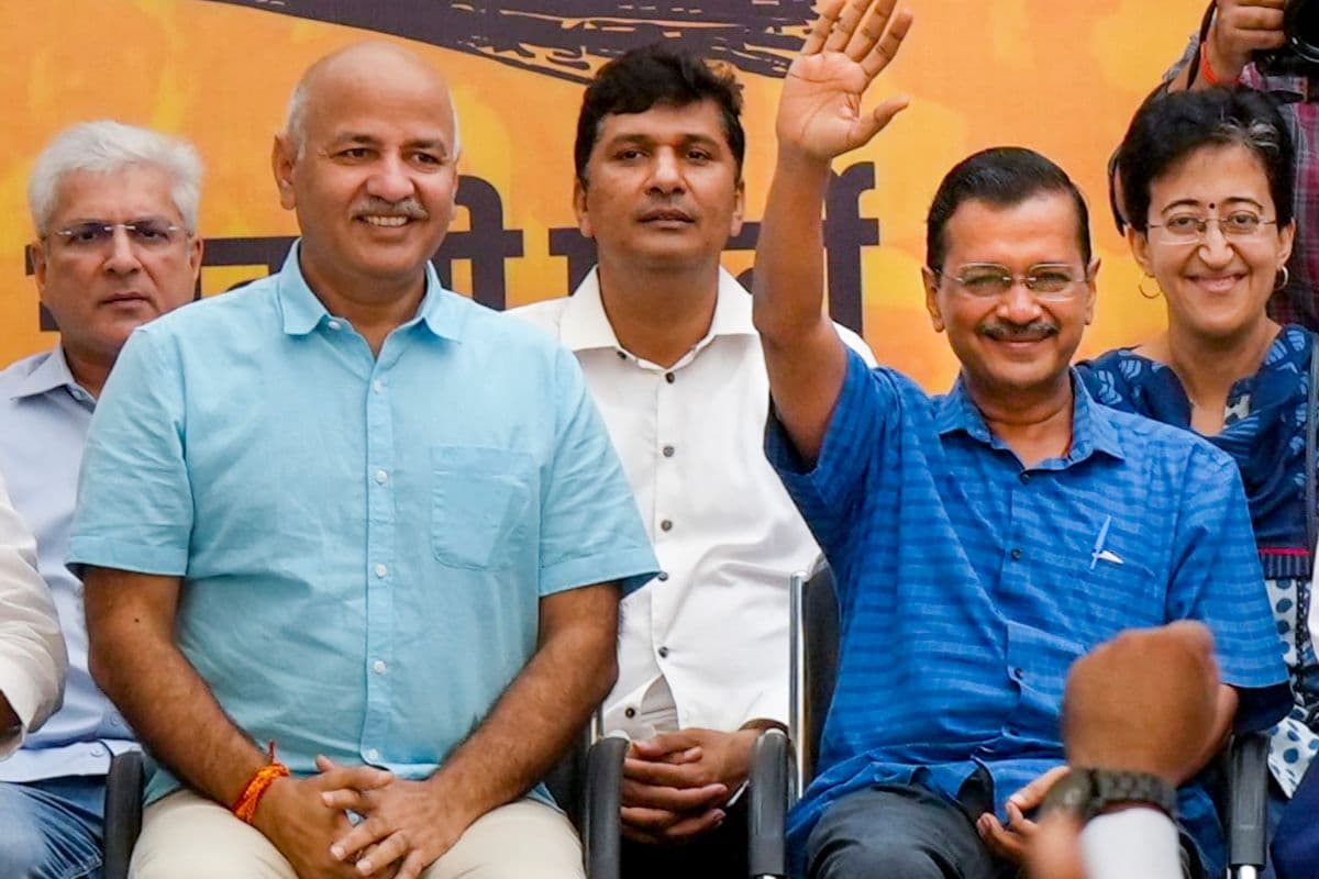 दिल्ली की राजनीति में केजरीवाल का दांव, पढ़ें राजकुमार सिंह का विशेष आलेख