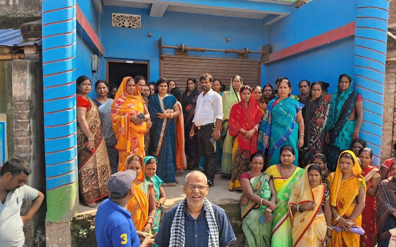 महिलाओं ने बीपीएम को बनाया बंधक, हुई धक्का-मुक्की, जानें क्या है मांग