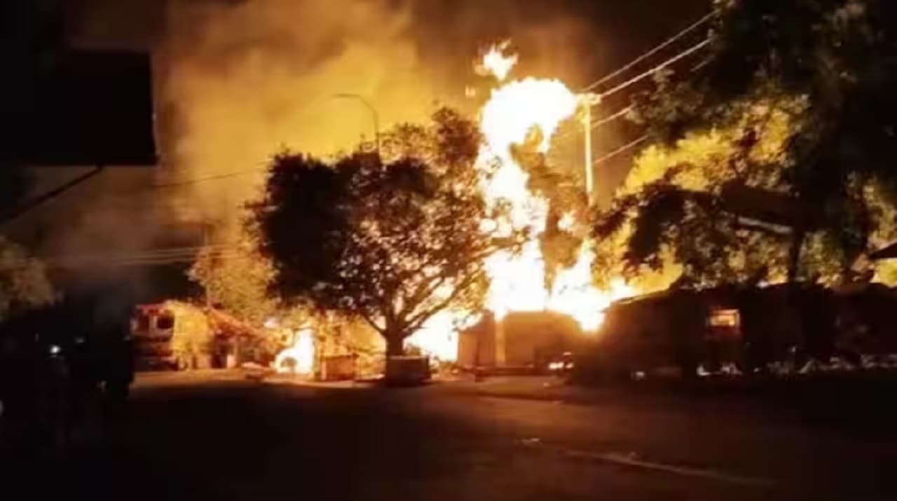 इथेनॉल टैंकर में लगी भीषण आग, गया में पलटे टैंकर को क्रेन से उठाने के दौरान हुआ हादसा