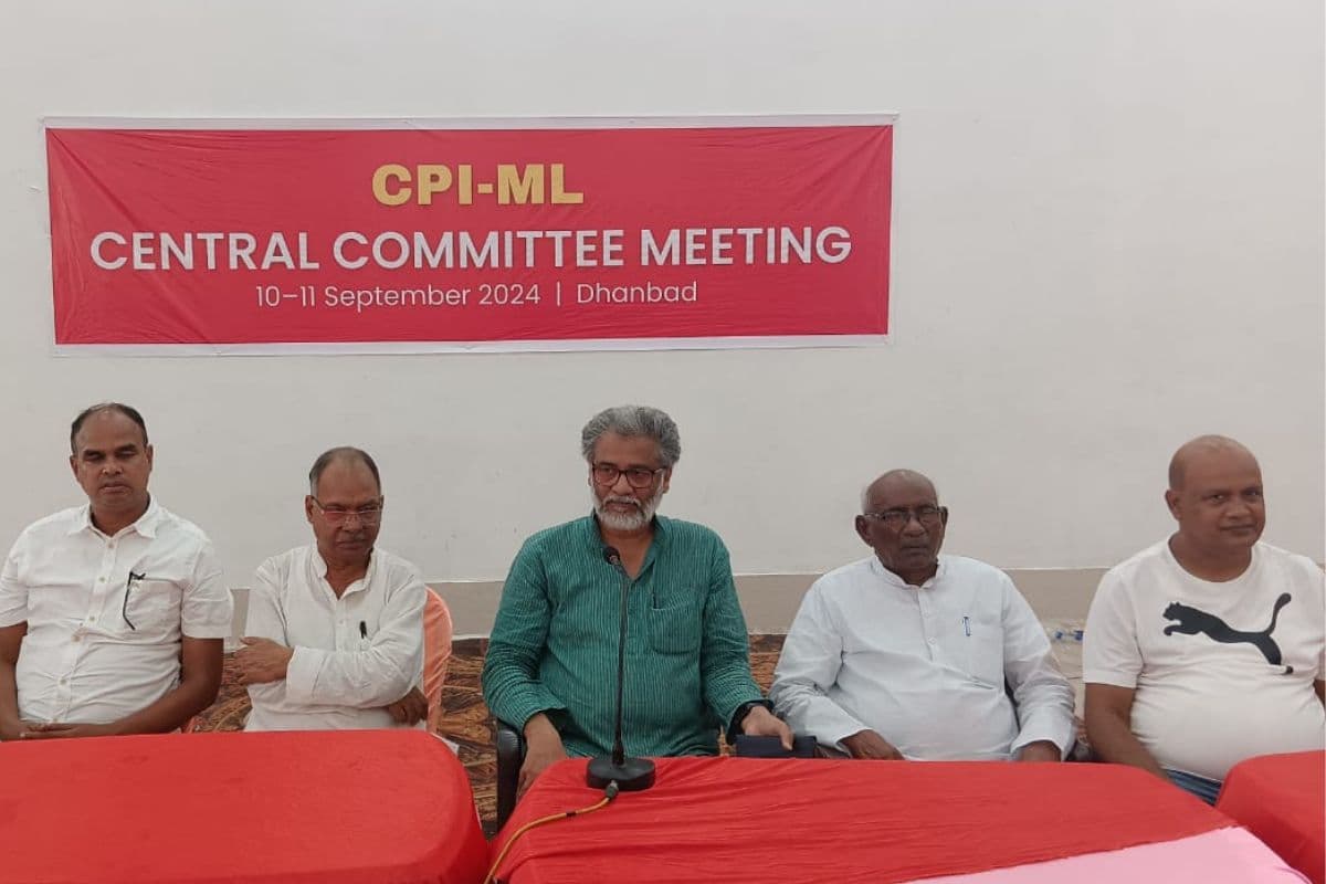 पत्रकारों से बातचीत करते दीपांकर भट्टाचार्य