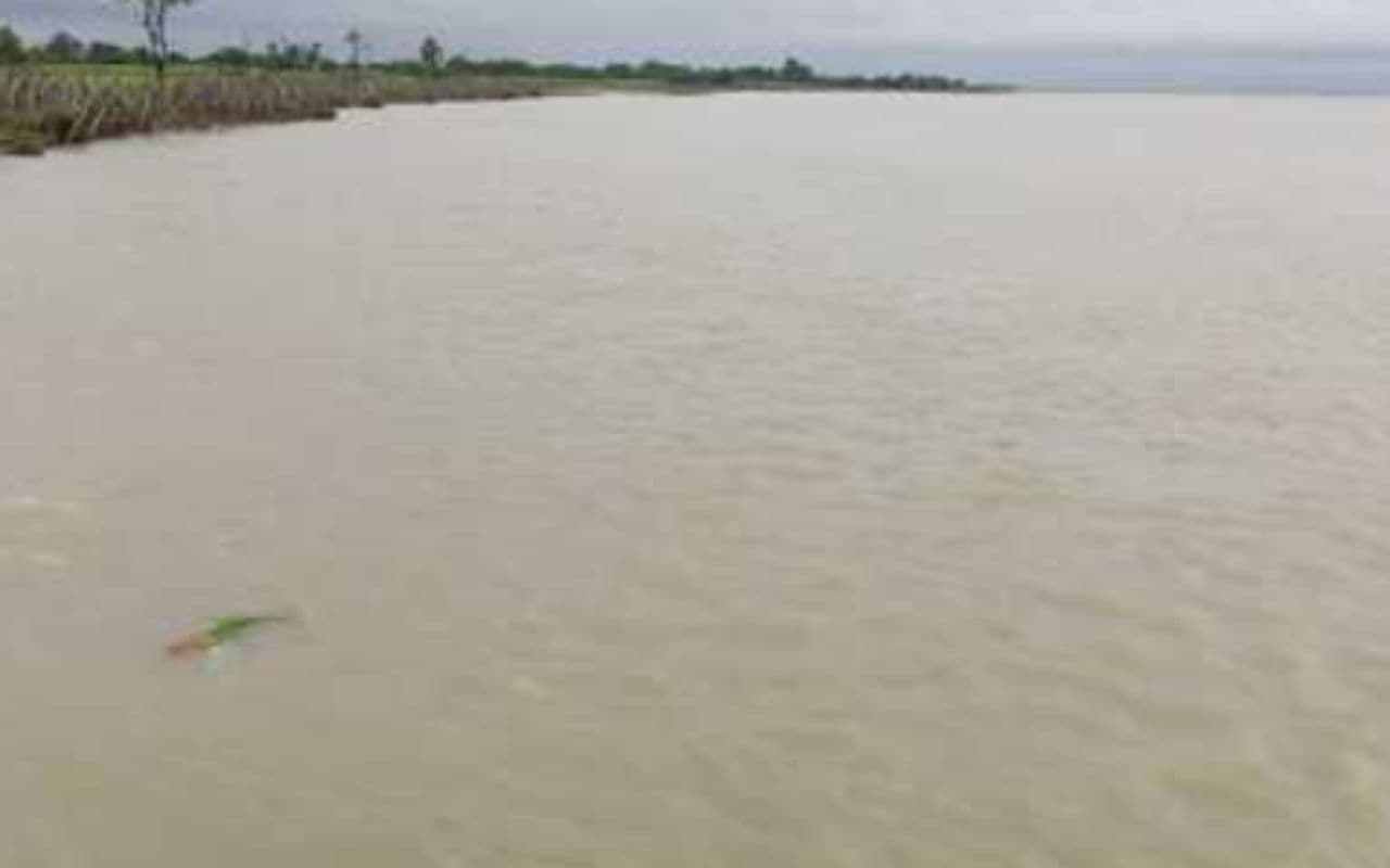 Flood Alert: नेपाल में भारी बारिश से गंडक नदी में उफान, हाइअलर्ट, निचले इलाके को खाली कराने का आदेश Flood Alert: नेपाल में भारी बारिश से गंडक नदी में उफान, हाइअलर्ट, निचले इलाके को खाली कराने का आदेश