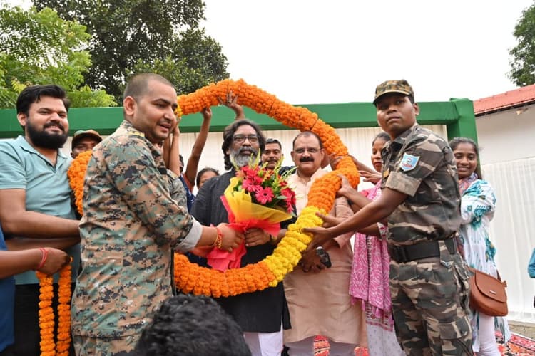 Jharkhand Cabinet: हेमंत सोरेन कैबिनेट के किस निर्णय से उत्साहित हैं सहायक पुलिसकर्मी? ऐसे जताया आभार