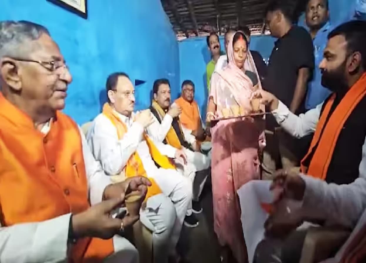 JP Nadda Tea: खाजेकला की दलित बस्ती पहुंचे जेपी नड्डा, कार्यकर्ता कमलेश पासवान के घर पी चाय