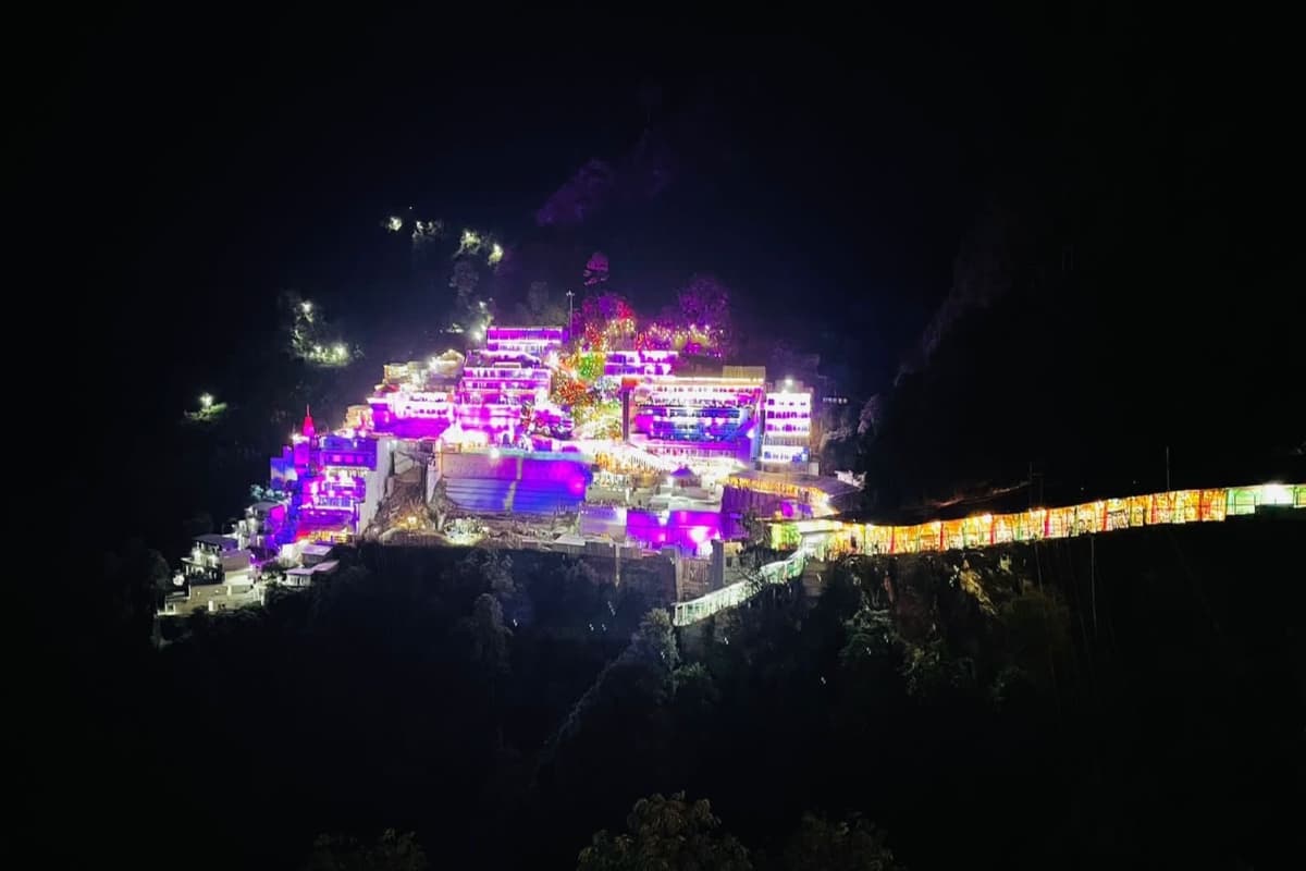 माता वैष्णो देवी यात्रा मार्ग पर अचानक भरभराकर गिरा मलबा, लैंडस्लाइड में दो तीर्थयात्रियों की मौत