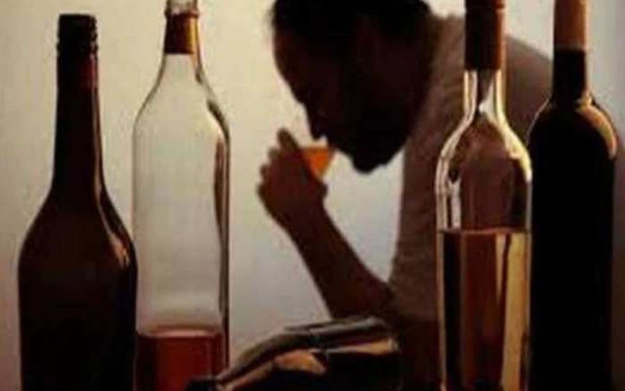 Bihar Crime: बिहार के सरकारी हॉस्पिटल में छलका जाम, पुलिस ने 5 स्वास्थ्यकर्मियों पर लिया एक्शन