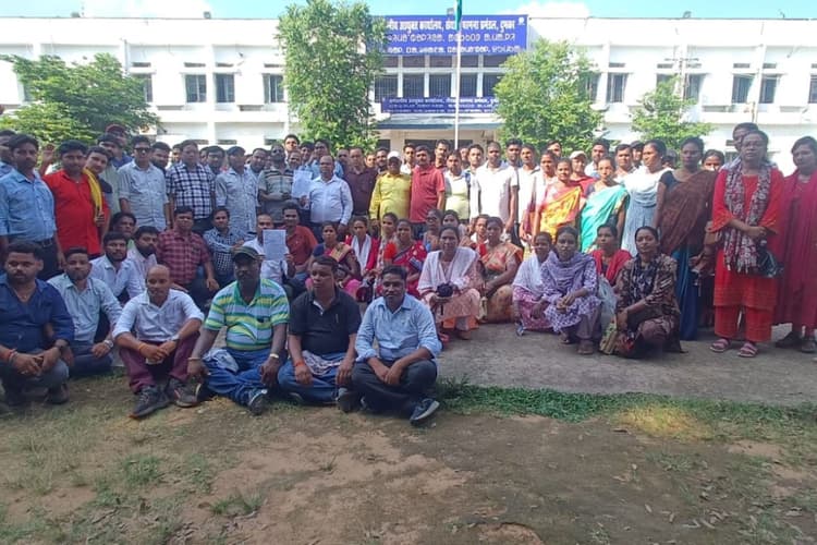 झारखंड के मुफस्सिल लिपिकों की हड़ताल जारी, महारैली के जरिए बुलंद की आवाज