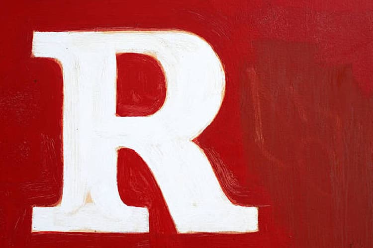 Personality Test: R अक्षर के नाम वालों को कहा जाता है रोमांटिक, जानें इनका स्वभाव और गुण