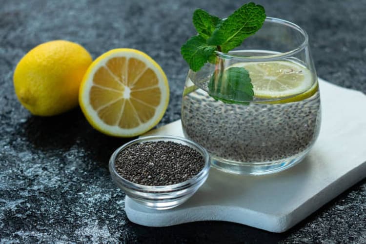 Chia Seeds Benefits: सुपरफूड है चिया सीड्स, ऐसे करें अपनी डाइट में शामिल, जानें इसके फायदें