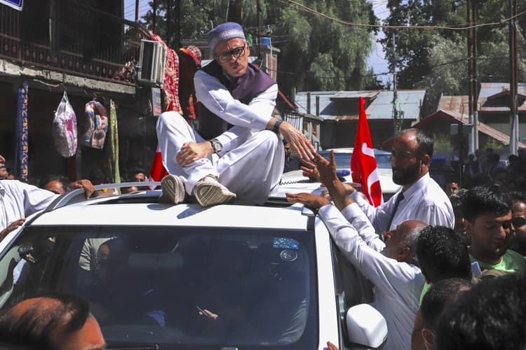 Jammu Kashmir Politics: संसद हमले के दोषी अफजल गुरु पर पिघला उमर अब्दुल्ला का दिल, भड़की बीजेपी