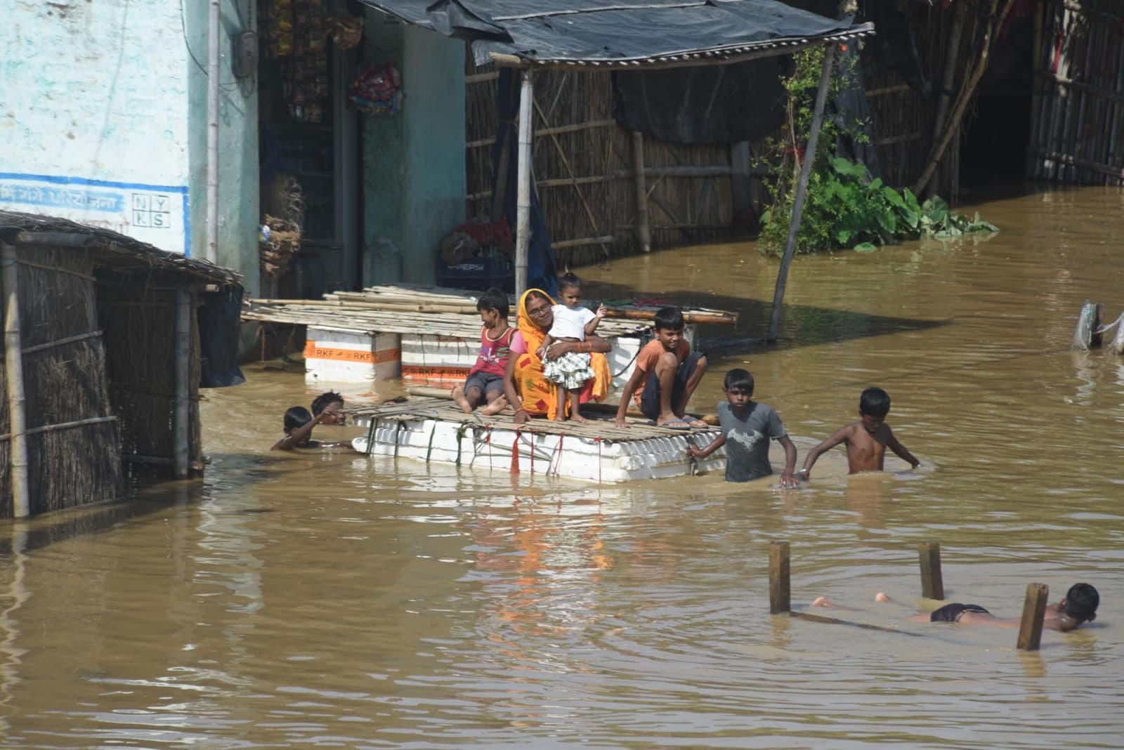 Patna Flood: पटना में सड़क पर बह रही गंगा, कई गांव बाढ़ में डूबे, हाइवे पर भी आया पानी