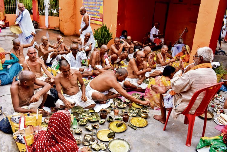 Pitru Paksha 2024: गया में श्रद्धालुओं ने गदाधर भगवान का किया दर्शन-पूजन, जानें फल्गु में दूध-जल से तर्पण का महत्व