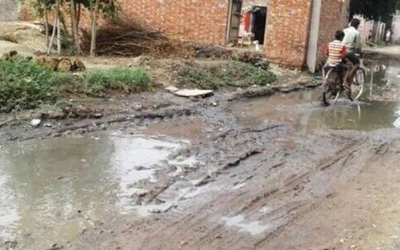 Bihar News: पांच माह में ध्वस्त हो गयी इतने लाख की सड़क और नाली, घटिया सामग्री से कराया गया था निर्माण