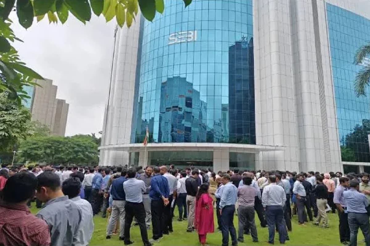 सेबी कर्मचारियों का मुंबई में प्रदर्शन, माधबी पुरी बुच के इस्तीफे की मांग ने पकड़ा जोर