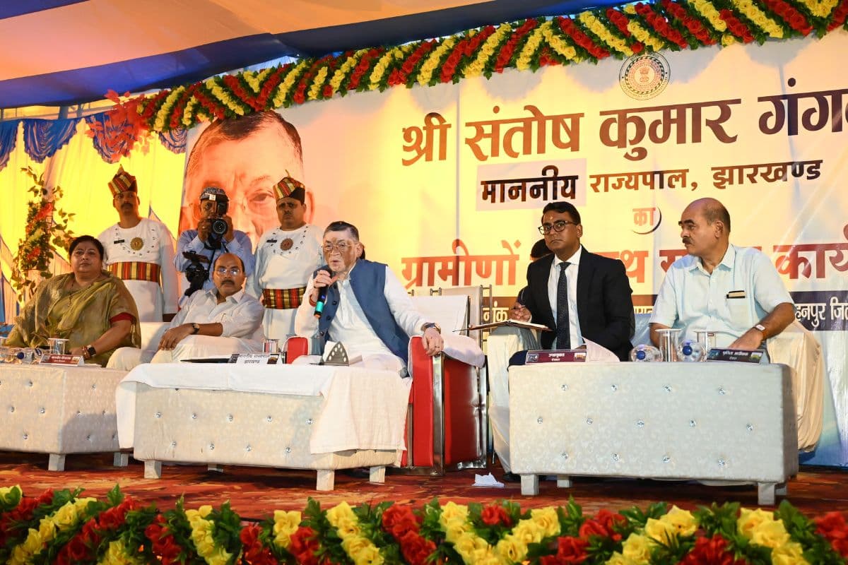 जनता से संवाद करते राज्यपाल संतोष कुमार गंगवार जनता से संवाद करते राज्यपाल संतोष कुमार गंगवार