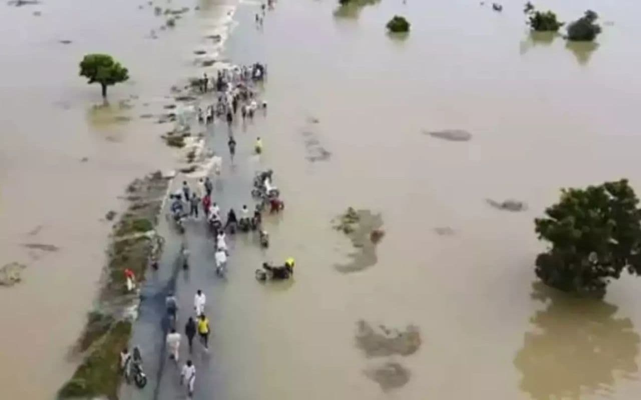 Bihar Flood: सरयू नदी का जलस्तर बढ़ने से लोगों में दहशत, 250 घरों पर मंडराया खतरा Bihar Flood: सरयू नदी का जलस्तर बढ़ने से लोगों में दहशत, 250 घरों पर मंडराया खतरा