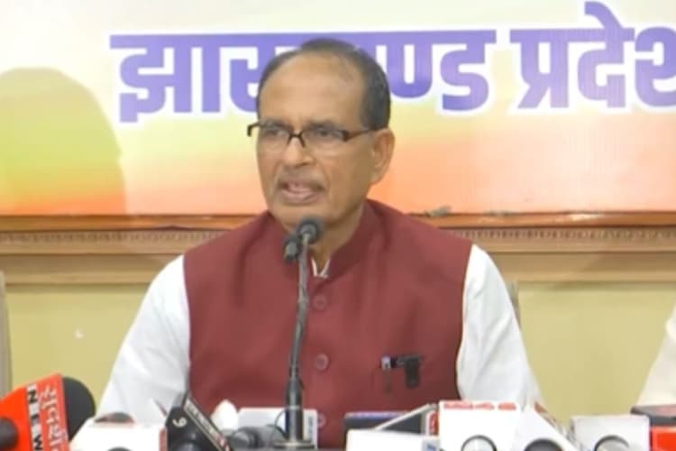 Jharkhand Politics: शिवराज सिंह चौहान ने उत्पाद सिपाही बहाली में मौत पर हेमंत सोरेन सरकार को घेरा