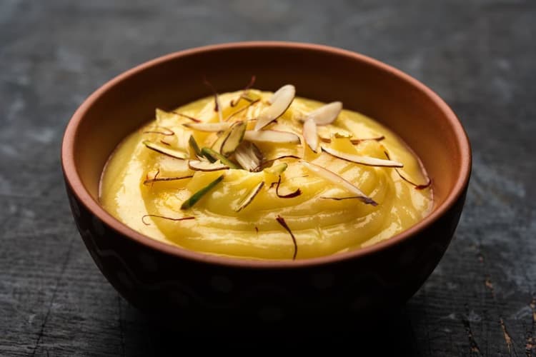 Ganesh Chaturthi Recipe: बप्पा को भोग लगाएं उनके फेवरेट श्रीखंड का, जानें बनाने की विधि