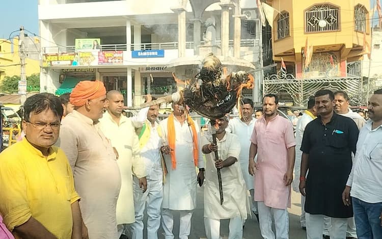 Tirupati मंदिर लड्डू विवाद को लेकर बिहार में प्रदर्शन, पूर्व सीएम का पुतला फूंका, फांसी की मांग