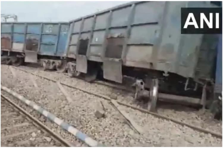 Bokaro Train Accident: बोकारो में मालगाड़ी के दो डिब्बे पटरी से उतरे, कई ट्रेनें हुईं प्रभावित