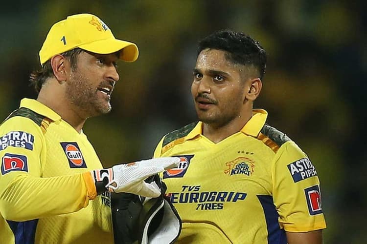 MS Dhoni: धोनी ने लगाया 100 मीटर लंबा छक्का, CSK के इस गेंदबाज पर दिखाया था गुस्सा