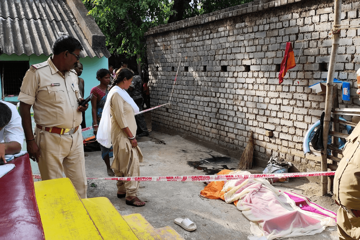 Jharkhand Crime News: рдЬрд╛рджреВрдЧреЛрдбрд╝рд╛ рдореЗрдВ рдкрддрд┐ рдиреЗ рдкрддреНрдиреА рдХреЛ рдХреБрд▓реНрд╣рд╛рдбрд╝реА рд╕реЗ рдЙрддрд╛рд░рд╛ рдореМрдд рдХреЗ рдШрд╛рдЯ