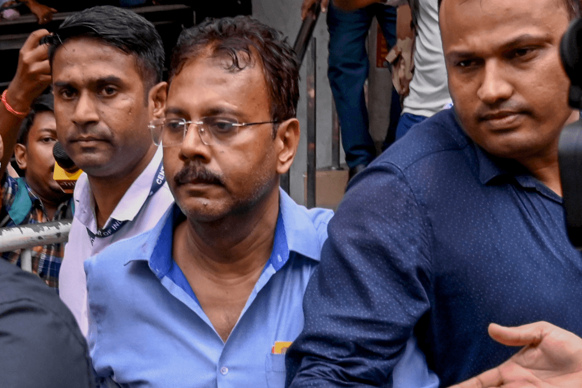 Kolkata Doctor Murder Case: рдордорддрд╛ рд╕рд░рдХрд╛рд░ рдиреЗ рдХреА рдХрдбрд╝реА рдХрд╛рд░реНрд░рд╡рд╛рдИ, рдкреВрд░реНрд╡ рдкреНрд░рд┐рдВрд╕рд┐рдкрд▓ рд╕рдВрджреАрдк рдШреЛрд╖ рдХреЛ рдХрд┐рдпрд╛ рд╕рд╕реНрдкреЗрдВрдб