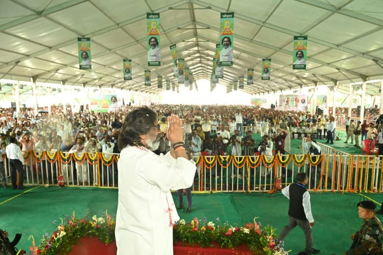 Hemant Soren Gift: सीएम हेमंत सोरेन की सौगात, करोड़ों की परिसंपत्तियों का किया वितरण, BJP पर बरसे मुख्यमंत्री