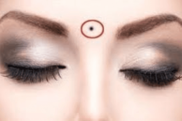 Personality traits: नाक और भौंहों के बीच तिल वाले लोगों की पर्सनालिटी की खासियत जानें