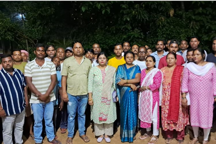 रामगढ़ : ड्रग्स की गलत सूचना मिलने पर पुलिस ने शिक्षिका के घर मारा छापा, गुस्साए ग्रामीणों ने काटा बवाल