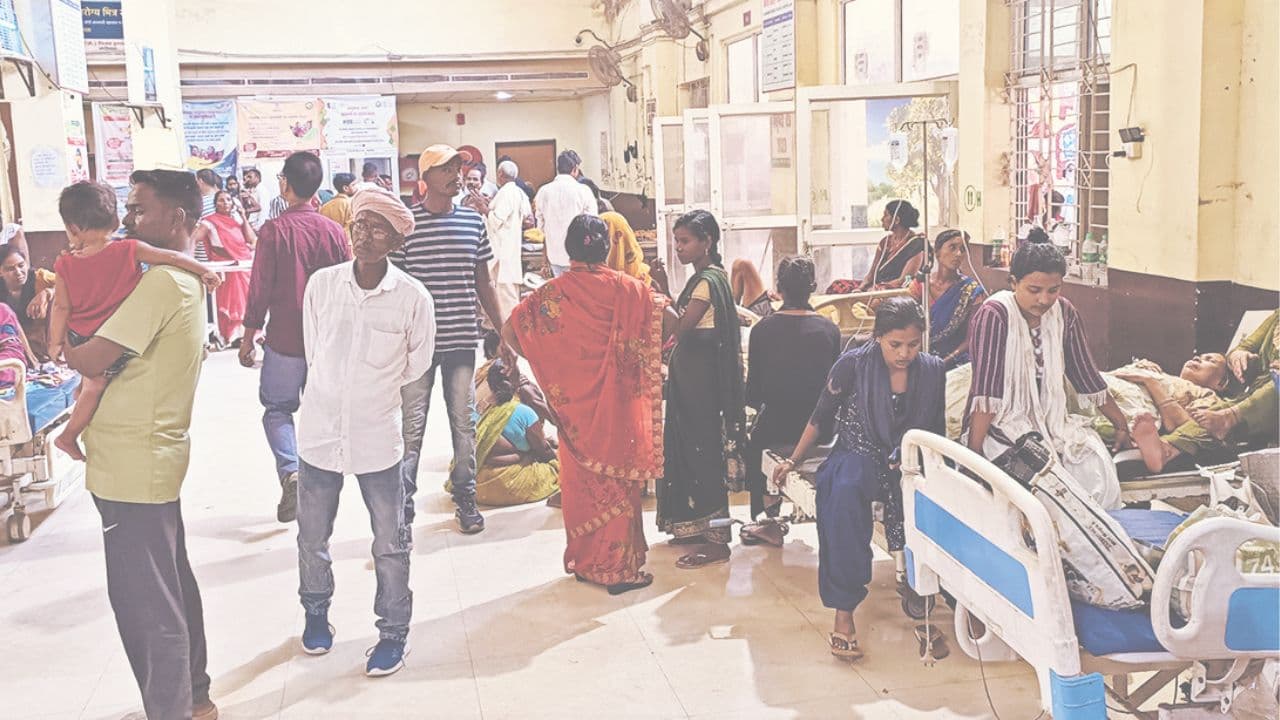 Bihar News: गया मगध मेडिकल कॉलेज में हाहाकार, मरीजों से बेड फुल, जमीन पर हो रहा इलाज