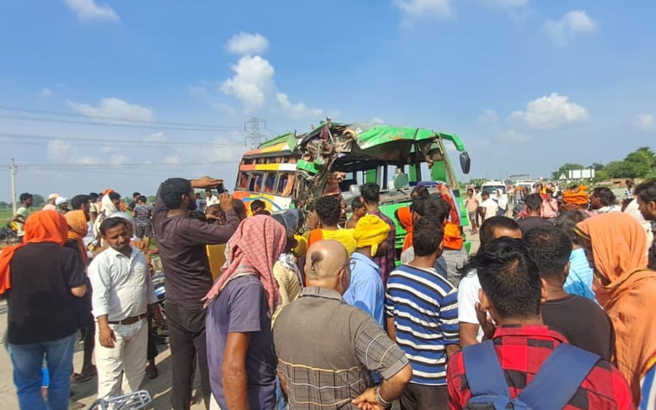 Bihar News: बक्सर में भीषण हादसा, डंपर से टकरायी स्कूली बस, 50 बच्चे हुए घायल