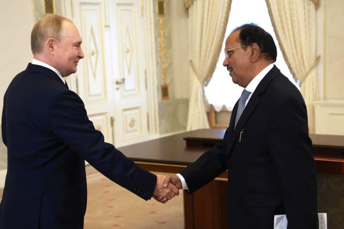 Russia Ukraine War: रूस-यूक्रेन युद्ध के बीच व्लादिमीर पुतिन से मिले NSA अजीत डोभाल, क्या रुक जाएगी जंग