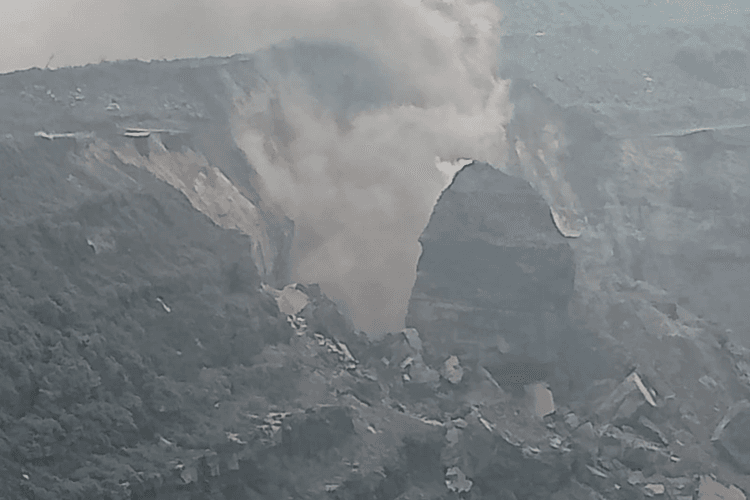 Land Slide In Dhanbad: तेज आवाज के साथ हुआ लैंड स्लाइड, शहर में छाया धूल का गुबार, मौके पर राहत बचाव की टीम पहुंची